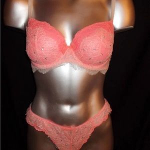 NWT Victoria’s Secret 32C bra XS thong panty set. Chantilly Lace.